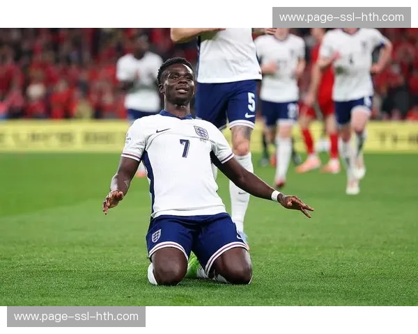 萨卡热身受伤意外退场，马杜埃凯临危受命造两球